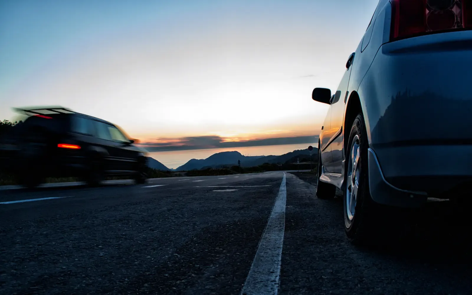 Carretera al atardecer, símbolo de una movilidad en evolución